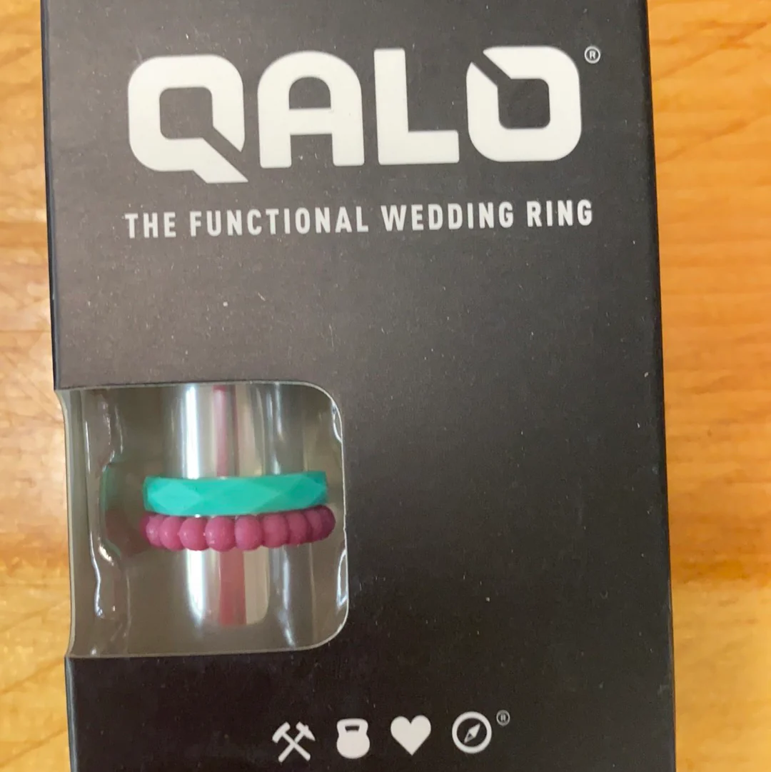 Qalo Women’s Stackable Silicone Ring - Image 4